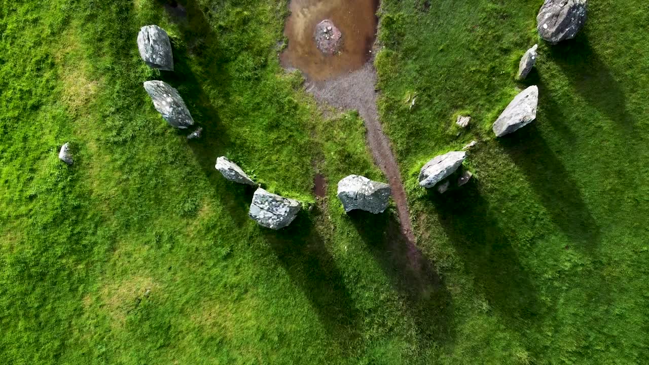 아일랜드 코크 카운티의 고대 역사적인 랜드마크인 드롬베그 스톤 서클 (drombeg stone circle) 위에서 올라오는 드론을 찍은 영상입니다.