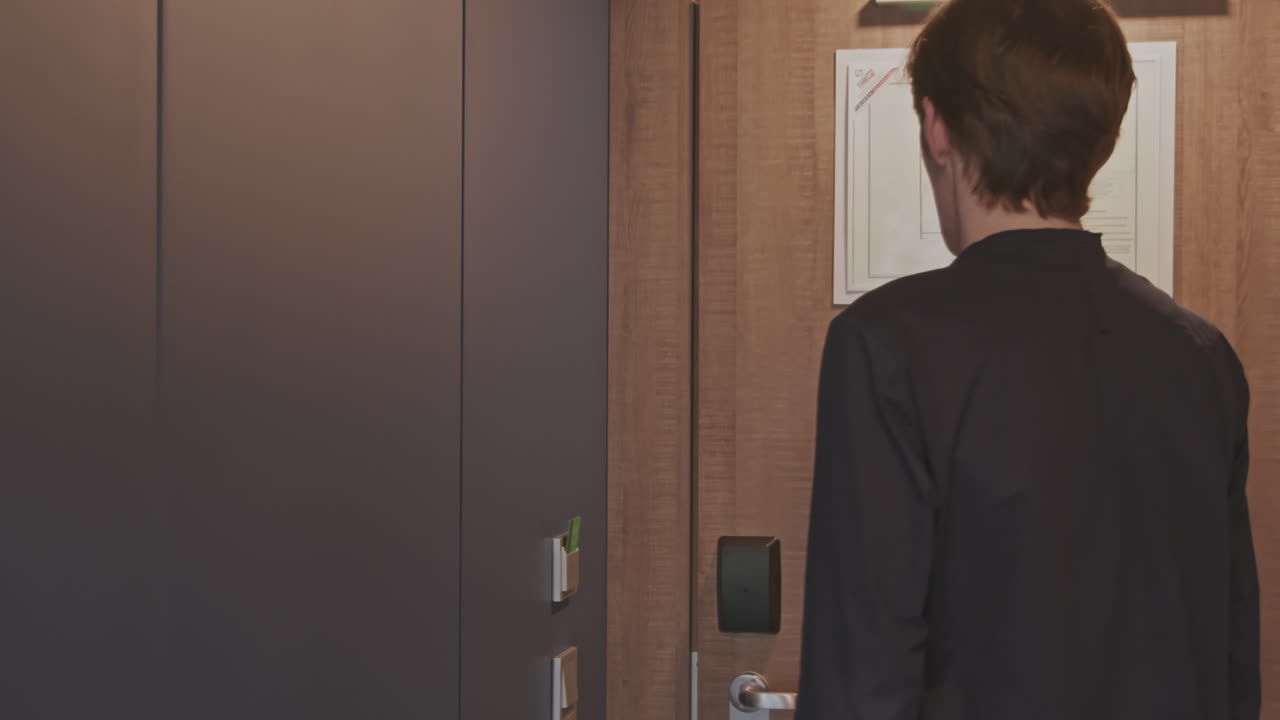 현대 가정의 문으로 들어가는 사람.