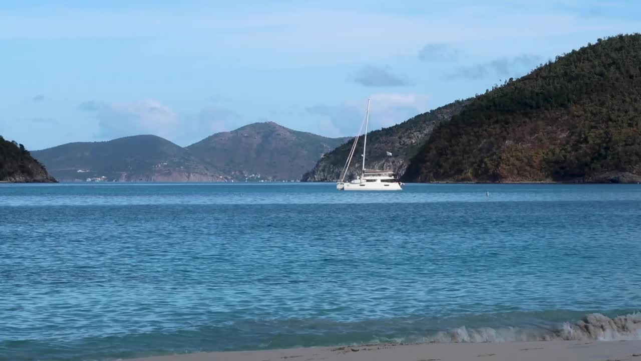 카리브해 섬에서 항해하는 쌍동선