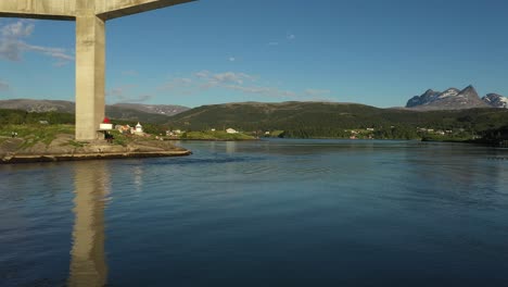 Puente-Sobre-Los-Remolinos-De-La-Vorágine-De-Saltstraumen,-Nordland,-Noruega.-Hermosa-Naturaleza-Paisaje-Natural-De-Noruega.