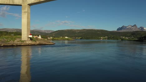 puente sobre los remolinos de la vorágine de saltstraumen, nordland, noruega. hermosa naturaleza paisaje natural de noruega.