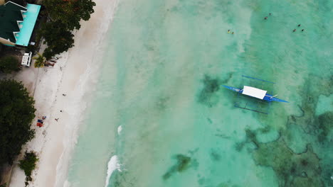 Imagen-Aérea-Panorámica-De-Drones-De-La-Playa-De-Arena-Blanca-De-Alona-En-Panglao,-Bohol,-Filipinas-1