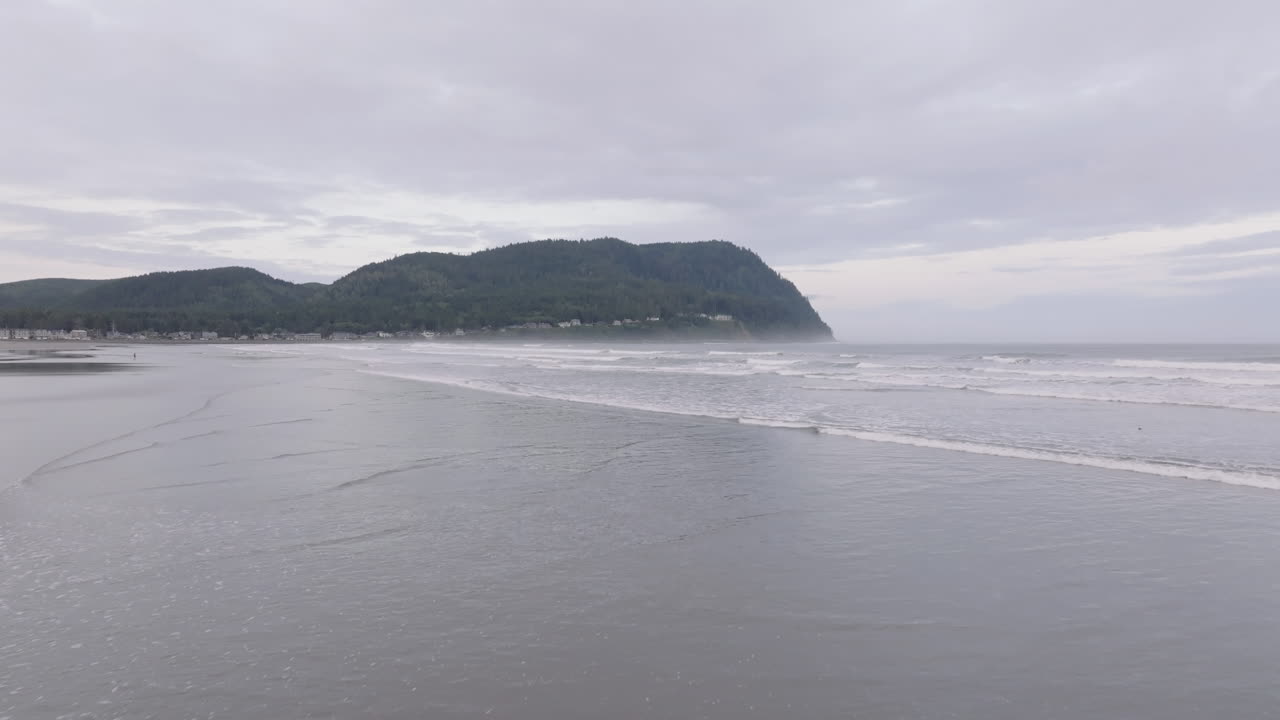 2024년 여름의 구름이 가득한 아침에 4k로 촬영된 영상입니다.