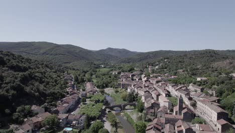 video vuelo ascendente en riols con drone