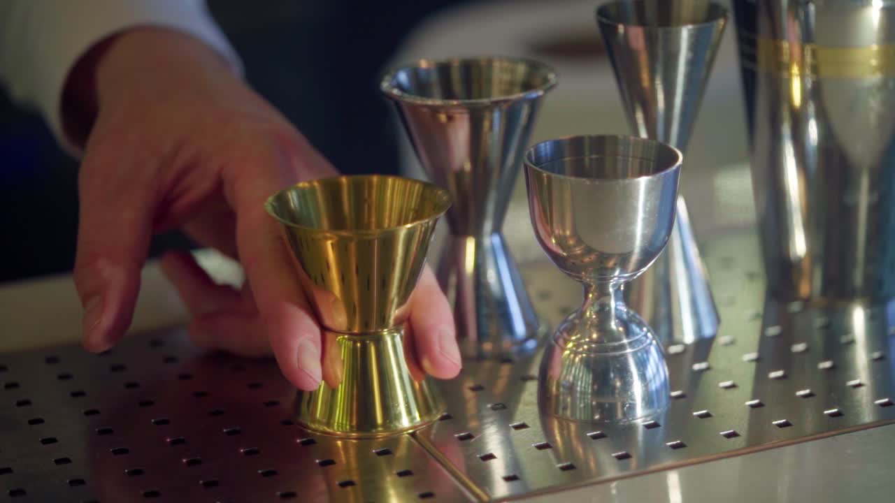 recogiendo golden jigger, mezclador de cócteles