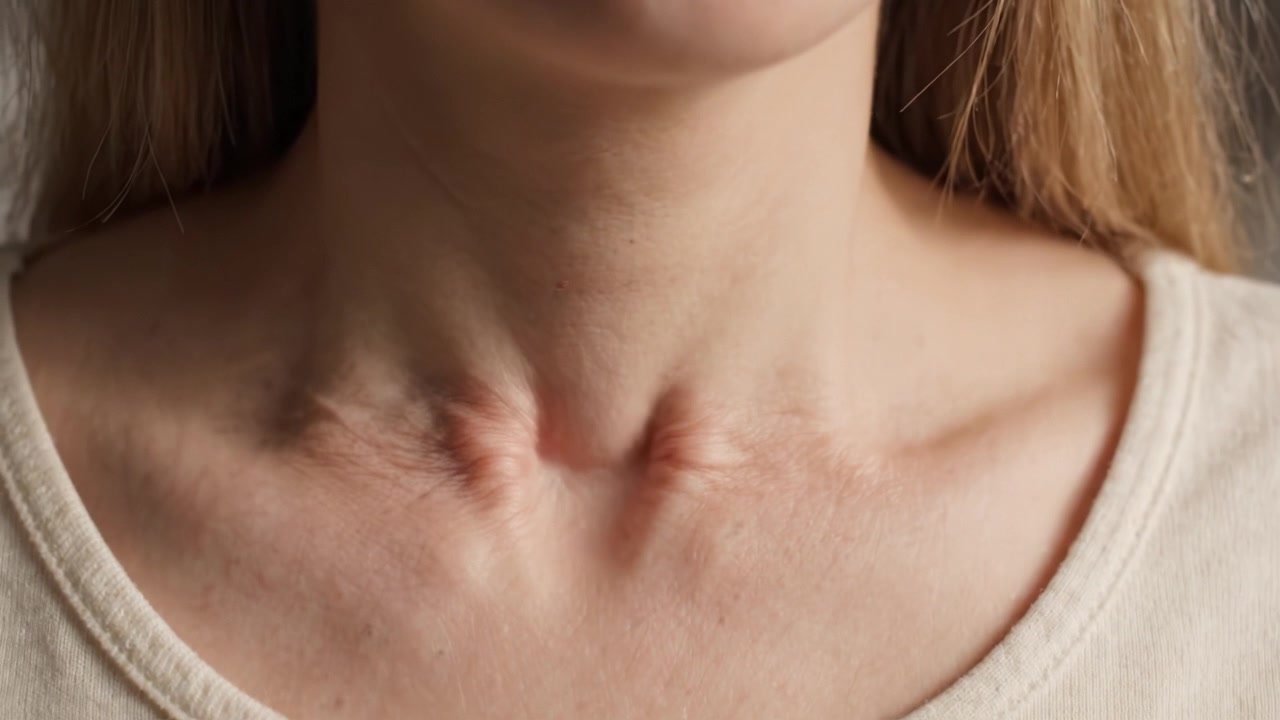 Primo Piano del Collo e della Zona della Clavicola di una Donna, Evidenziando la Texture della Pelle e la Bellezza Naturale con Illuminazione Soffusa per un'Esperienza Visiva Rilassante