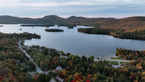 el tranquilo paisaje del lago blue mountain en nueva york, estados unidos - fotografía aérea