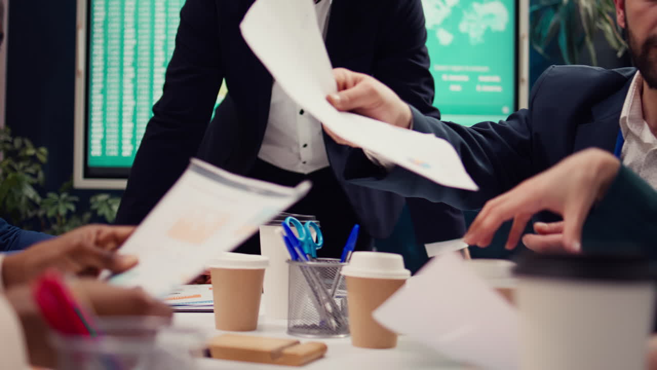 임원 팀은 프로젝트 세부 사항에 대한 정보와 업데이트를 공유합니다.