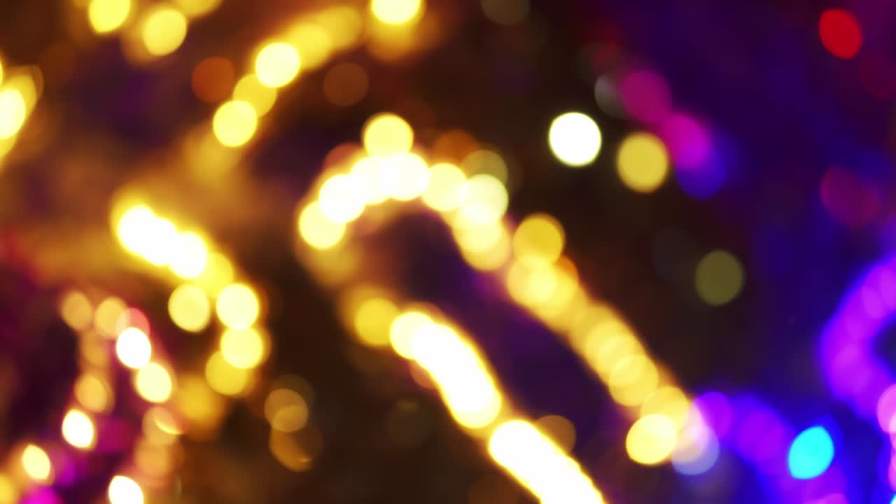 decoração de natal colorida e brilhante. decoração brilhante de néon em close-up na rua. feliz ano novo. celebração de feriados de inverno na cidade noturna. imagens 4k