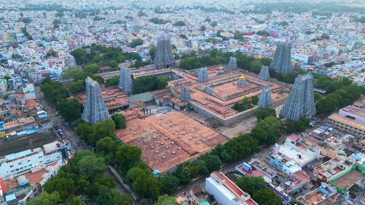 antiguo templo hindú meenakshi amman en la ciudad de madurai, con arquitectura detallada y vista aérea