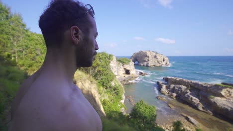 mirando la vista del mar.
