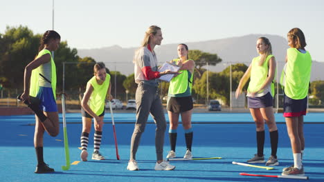 Grupo-De-Jugadores-De-Hockey-Y-Entrenador-Hablando-De-Estrategia