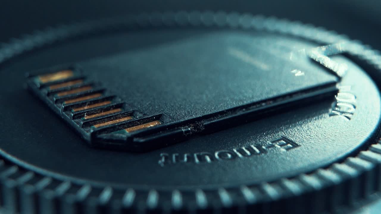 un macro en primer plano de una tarjeta de memoria sd, oro negro, en un soporte giratorio de 360, iluminación de estudio cinematográfico, cámara lenta de 120 fps, full hd