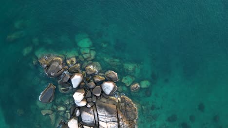 Blick-Von-Oben-Auf-Das-Türkisfarbene-Wasser-Aus-Der-Drohnenperspektive