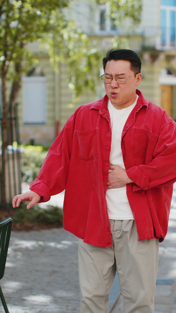 hombre asiático de mediana edad sensación repentina fuerte dolor de estómago gastritis problema diarrea