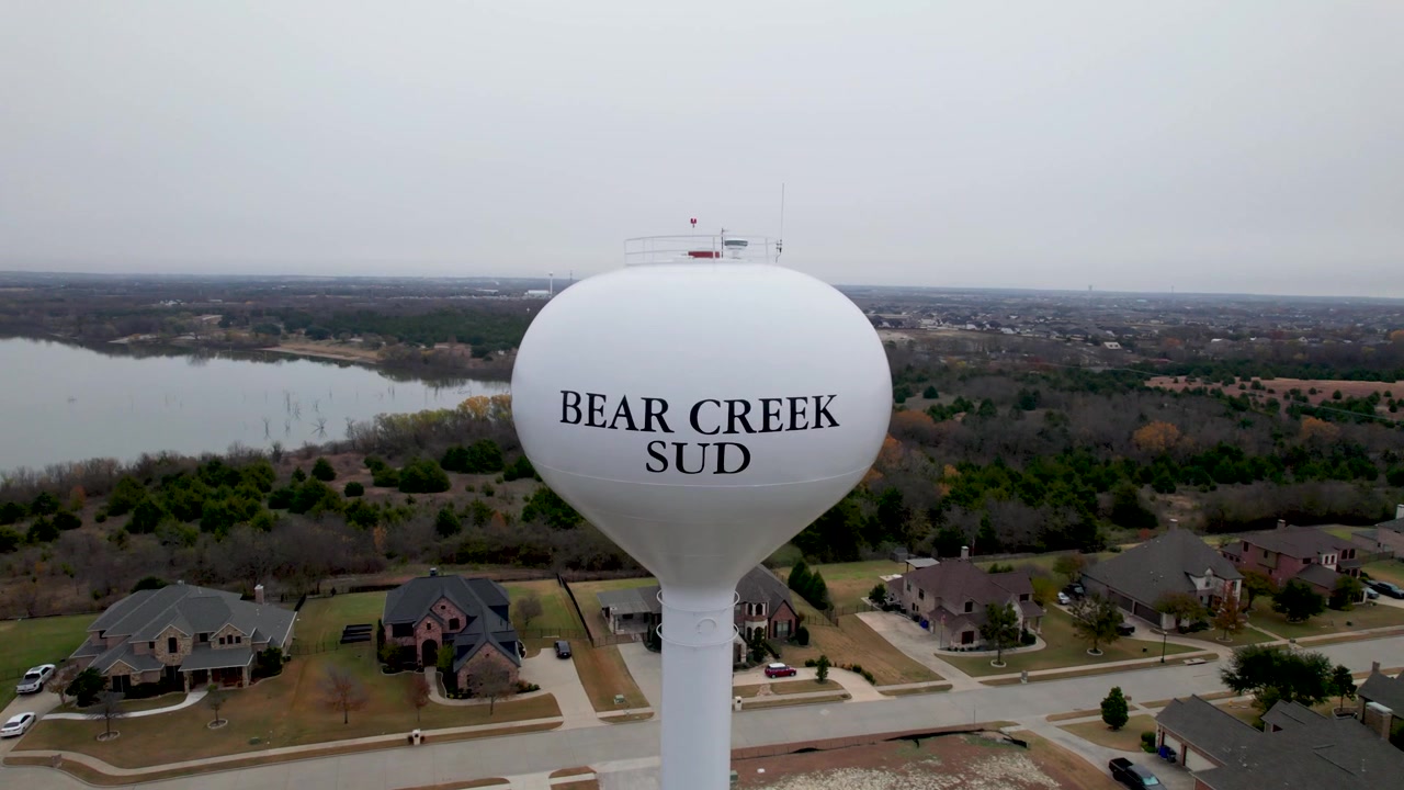 Luftaufnahme eines Wasserturms in der Nähe des Lake Lavon für den Bear Creek SUD. Die Kamera nähert sich langsam und macht eine Nahaufnahme