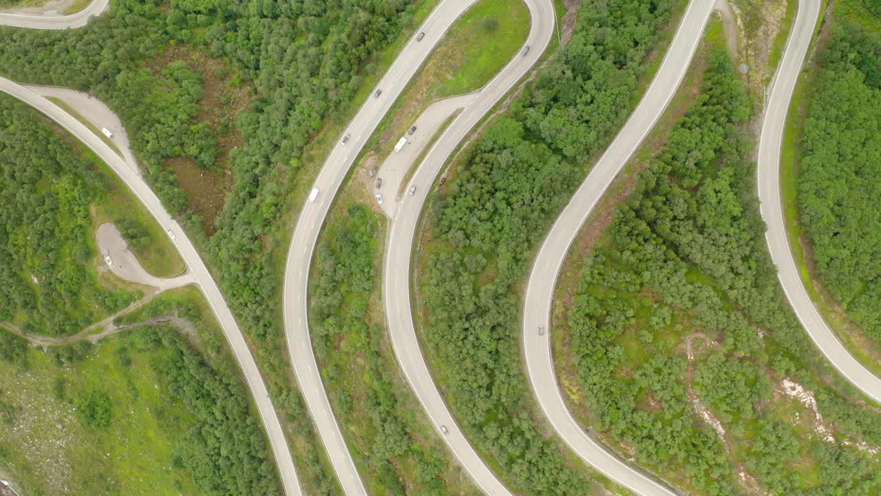 серпантин горной дороги с движущимися автомобилями в городе стрин, вестланд, норвегия