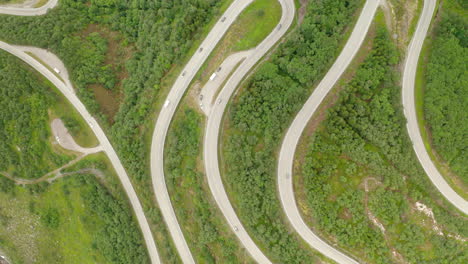 carretera serpenteante de montaña con vehículos circulando en stryn, vestland, noruega