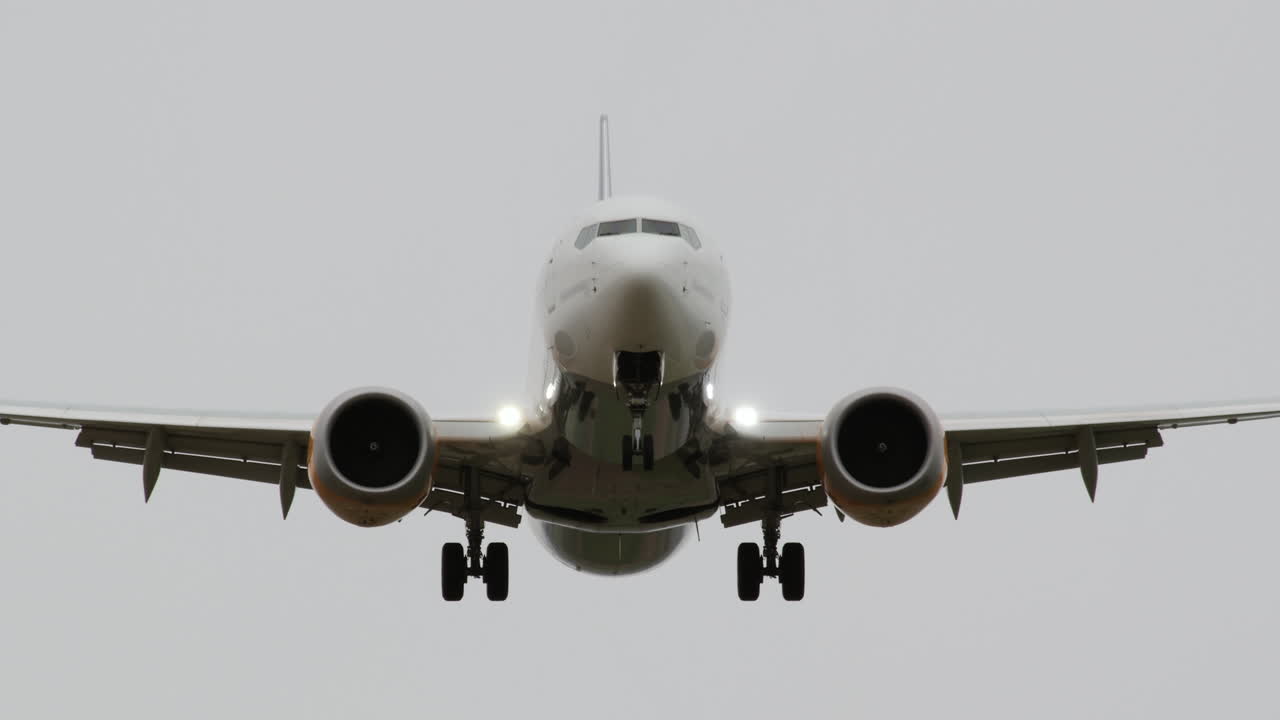 vista frontal del aterrizaje del avión de pasajeros