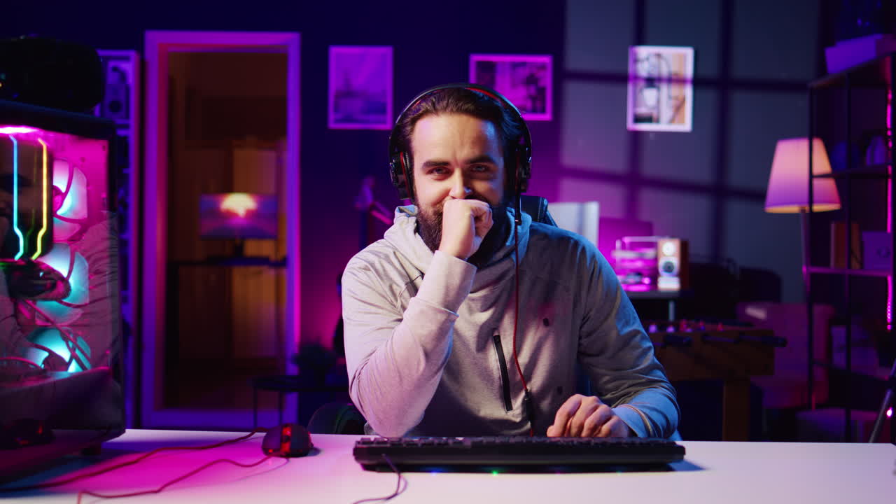 jugador de deportes electrónicos grabándose jugando videojuegos frente a la audiencia durante la transmisión en vivo