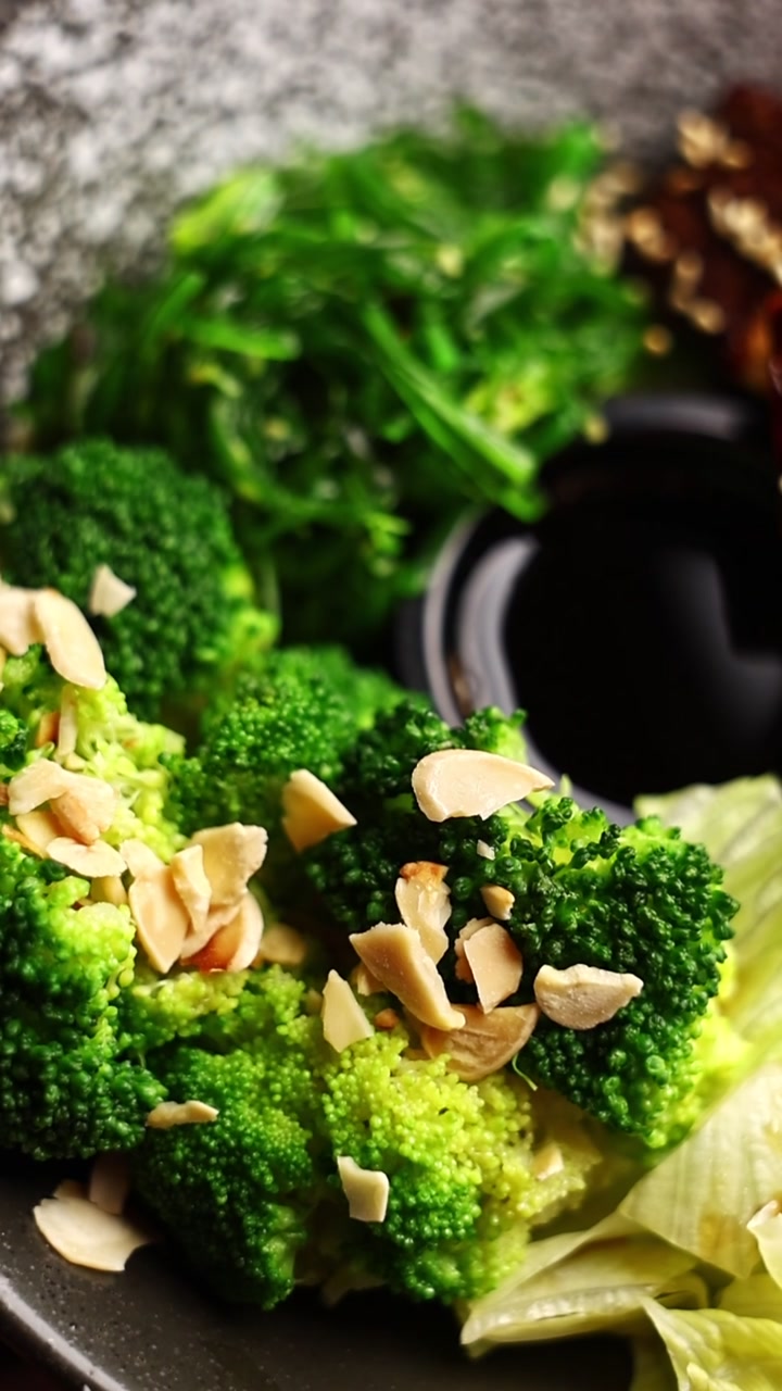 Insalata fresca di broccoli con mandorle tostate e alghe