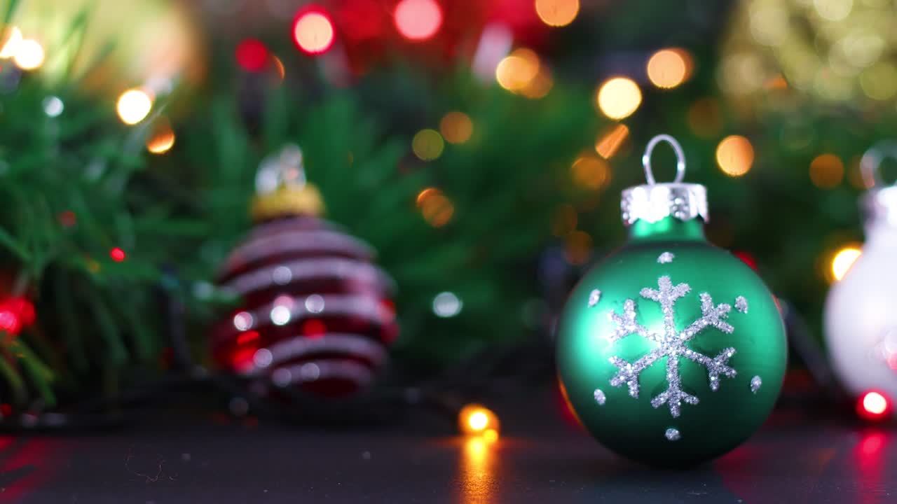 decoración de navidad con luces parpadeantes y pequeña bola de navidad verde, roja y blanca