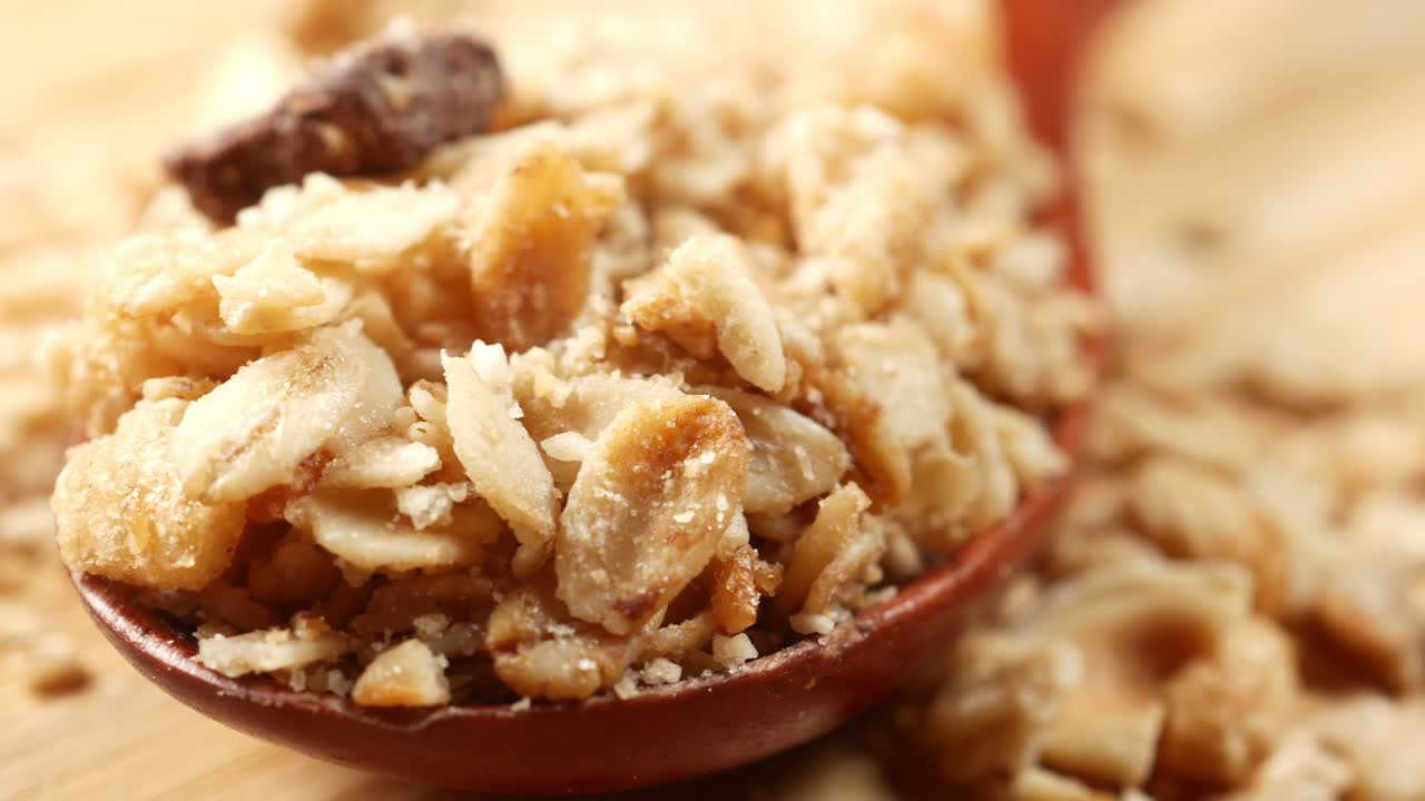 Granola in un cucchiaio di legno