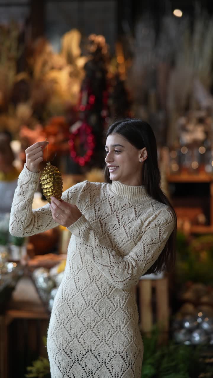 mujer con un ornamento de navidad