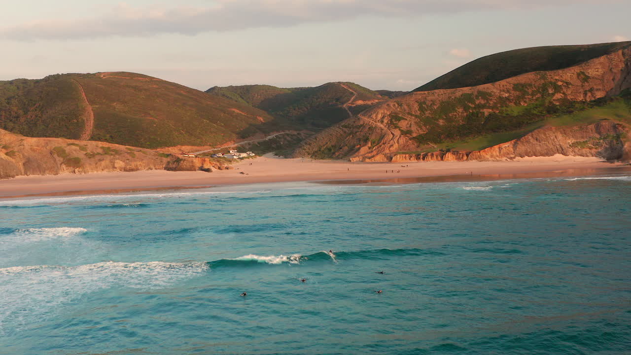 antena: las playas de surf de cordoama y castelejo en el algarve, portugal