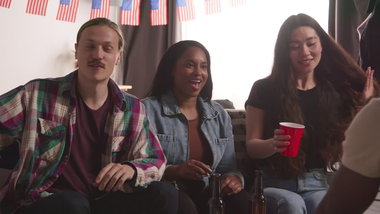 amigos en casa celebrando con la fiesta por el día de la independencia de estados unidos el 4 de julio tomando selfies en el teléfono móvil