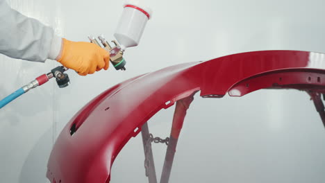 pintura de parachoques de automóviles en un taller de carrocería