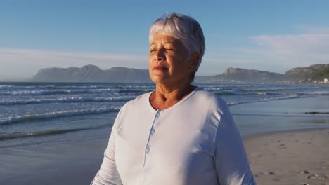 Mujer-Afroamericana-Mayor-Caminando-Y-Relajándose-En-La-Playa