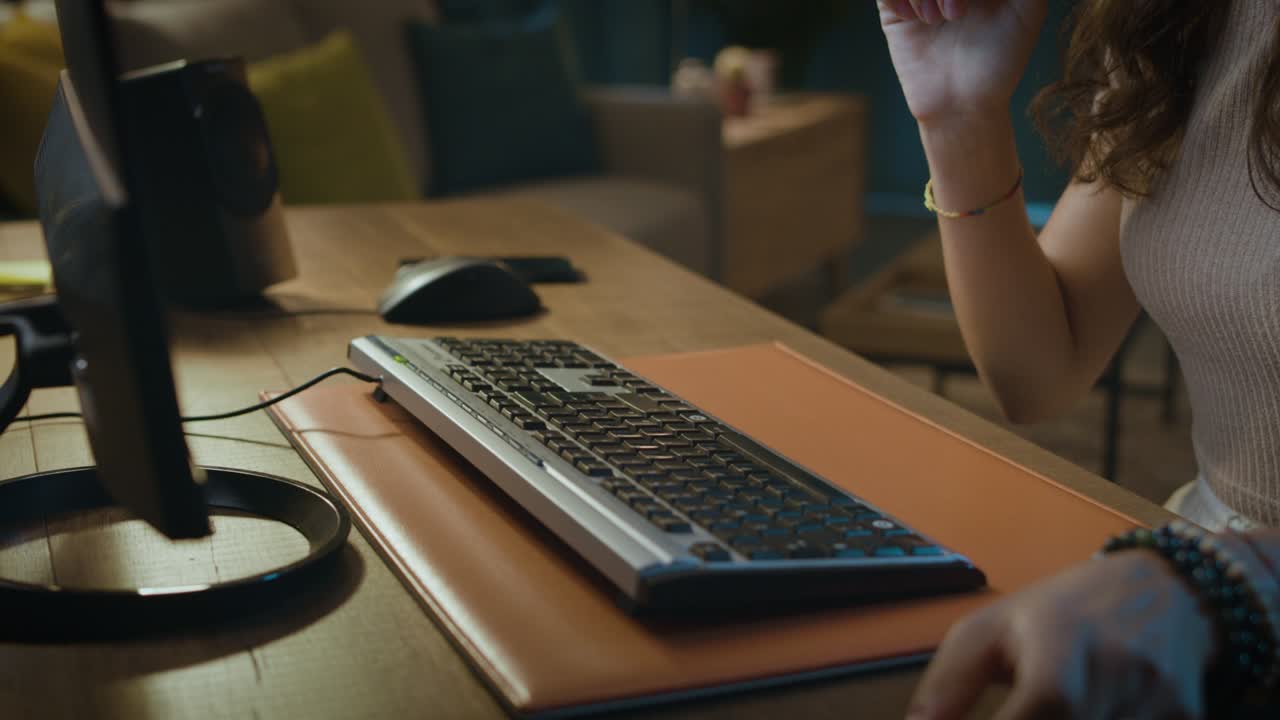 mujer joven haciendo compras en línea