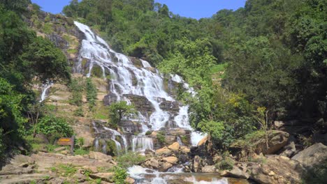 La-Majestuosa-Belleza-De-La-Cascada