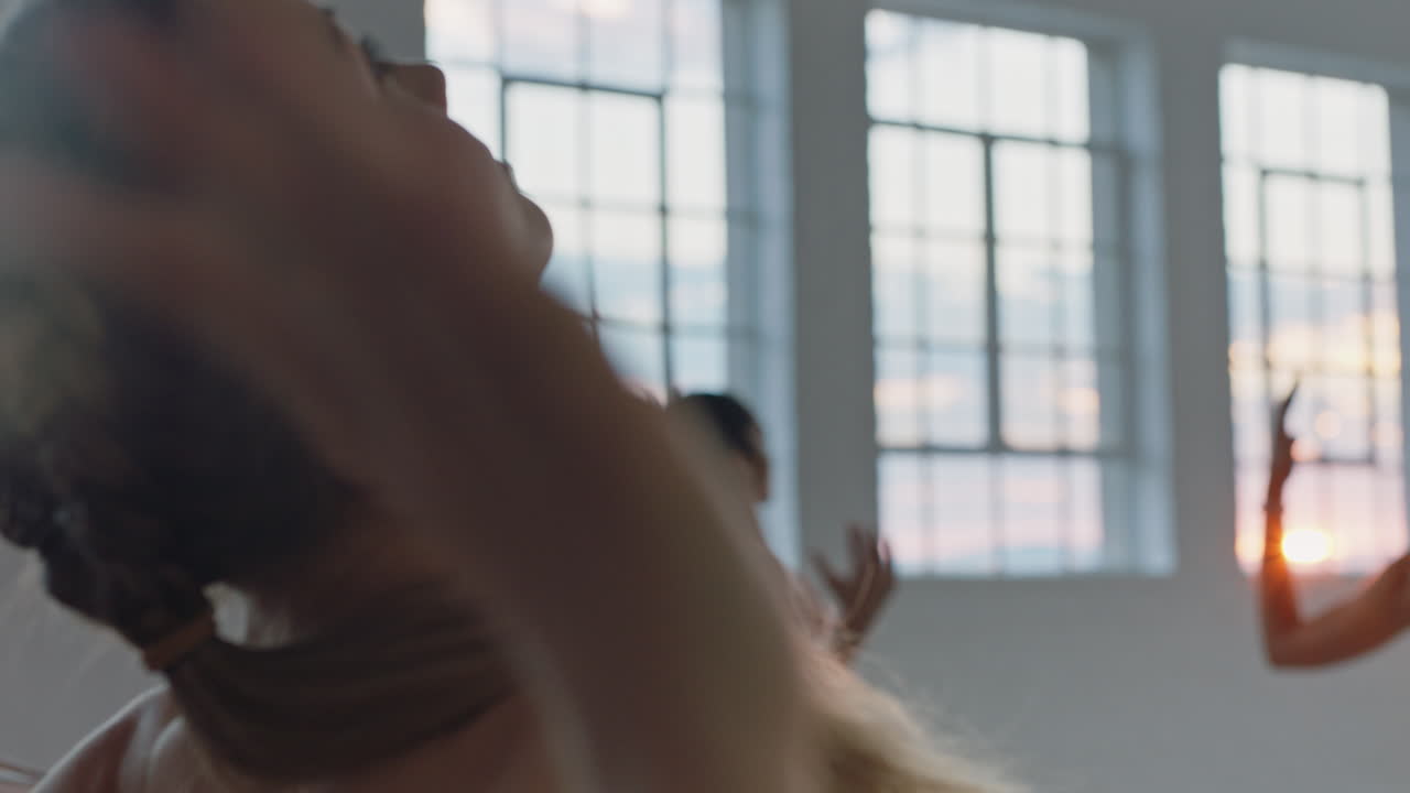 lezione di yoga donna sana che pratica la posa di affondo a mezzaluna in sala fitness all'alba godendosi l'esercizio mattutino