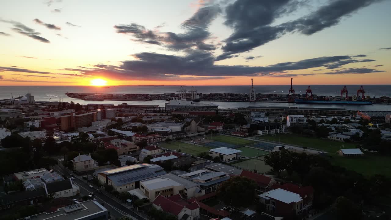 foto aérea de fremantle con el puerto en el fondo en perth al atardecer, australia occidental