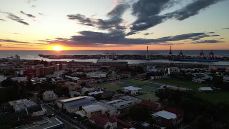 Toma-Aérea-De-Fremantle-Con-El-Puerto-Al-Fondo-En-Perth-Al-Atardecer,-Australia-Occidental