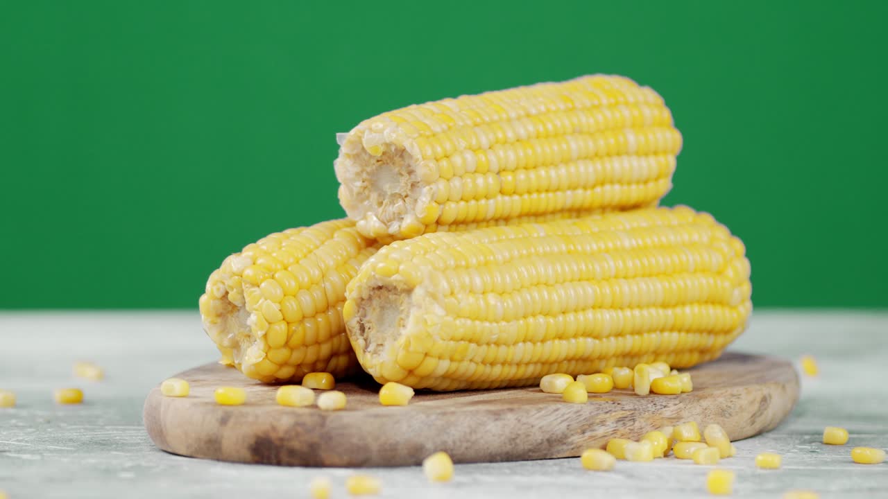 Fresh corn on the cutting Board rotates slowly.