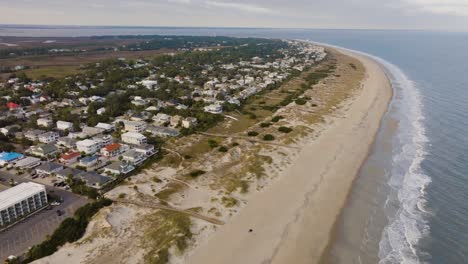 Drohne-Eines-Leeren-Strandes-Auf-Tybee-Island,-Der-Sich-Ferienhäusern-Und-Wohngebieten-Nähert