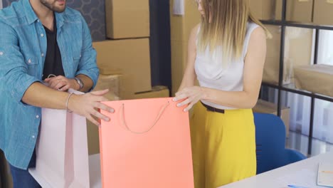 comerciante mujer de negocios que vende en línea.