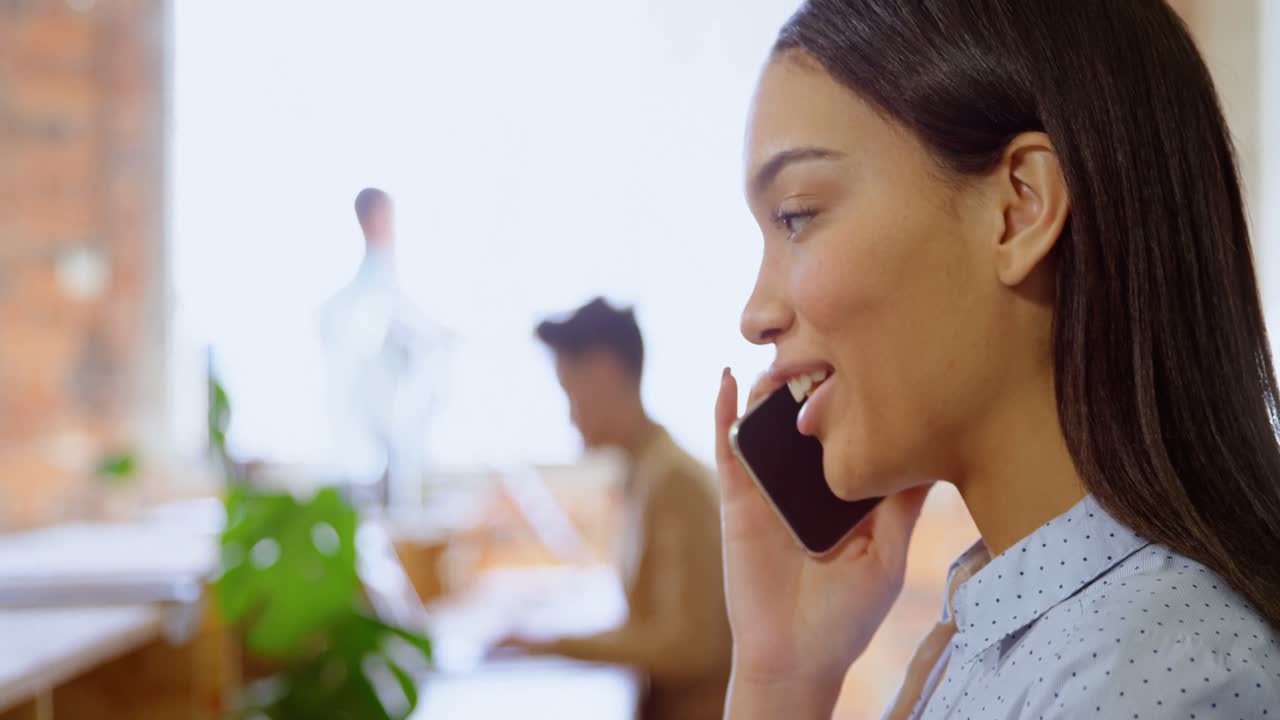 ejecutivo hablando por teléfono móvil en la oficina 4k