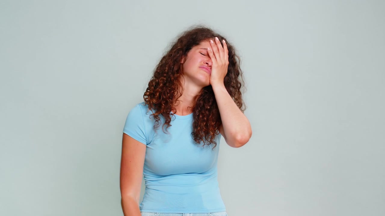 Mujer decepcionada y molesta por perder un juego, recibir malas noticias, reacción triste, negativa, emocional y frustrada