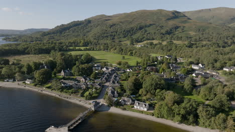 Toma-Orbital-Aérea-De-Luss-Village-Sobre-El-Lago-Lomond-Mirando-Hacia-El-Sur