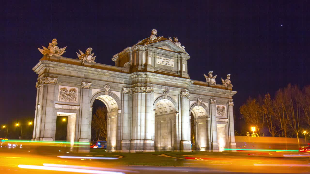 luz nocturna círculo de tráfico de madrid arco del triunfo 4k lapso de tiempo españa