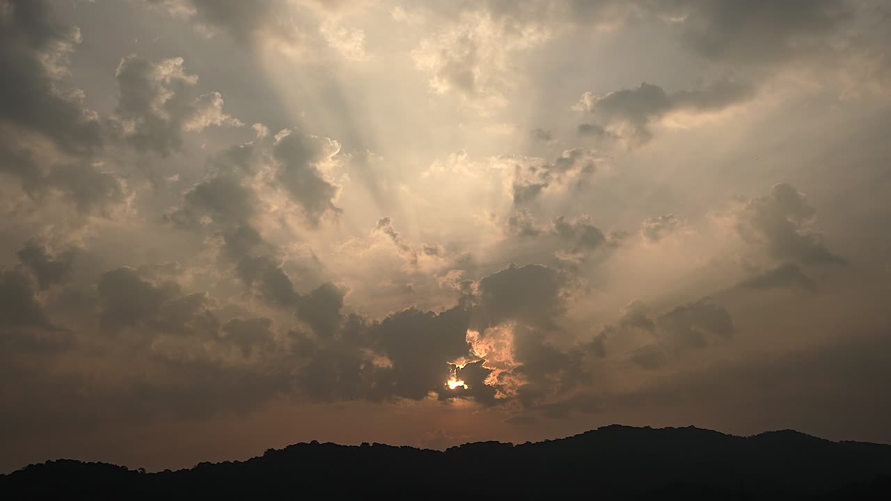 산 위에 해가 지는 것