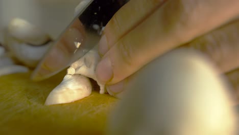 Mujer-Blanca-Preparando-Comida-Saludable