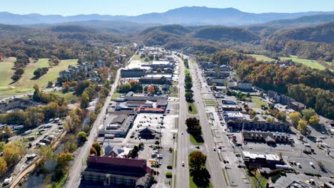 Luftaufnahme-Hoch-über-Pigeon-Forge,-Tennessee