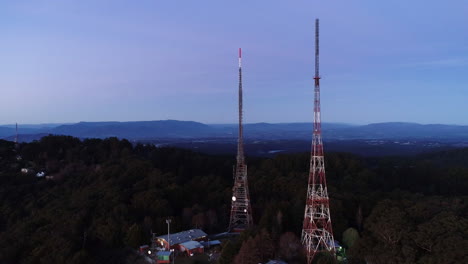 órbita-Lenta-En-El-Sentido-De-Las-Agujas-Del-Reloj-Alrededor-De-La-Antena-De-Comunicaciones-De-Televisión-Durante-La-Noche-Púrpura-Del-Atardecer