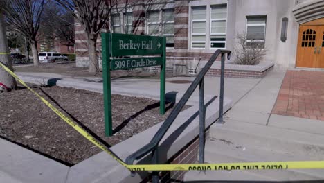 berkey hall en el campus de la universidad estatal de michigan con cierre de letrero y cinta policial
