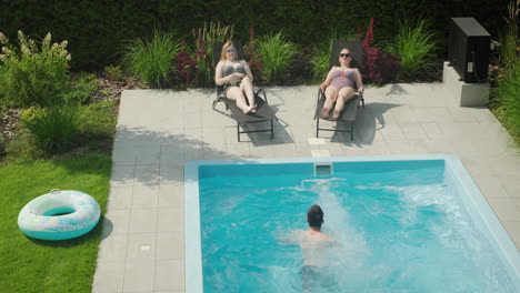 un hombre nada en una piscina, nadando contra el flujo de agua. contra flujo de la piscina